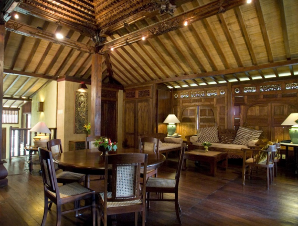 Desain ruang tengah dengan perpaduan gaya modern dan etnik untuk kesan unik